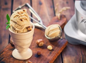 El helado de avellanas casero es un postre ideal y muy cremoso