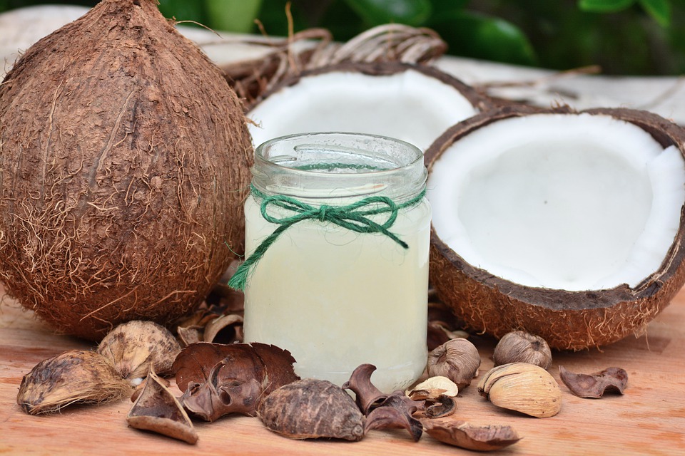 8 benefícios de consumir óleo de coco